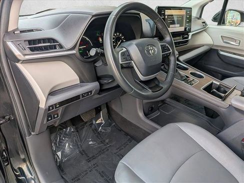 Used 2024 Toyota Sienna XLE FWD image 10
