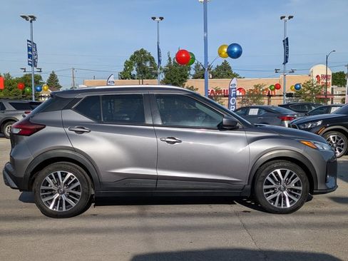 Used 2021 Nissan Kicks SV FWD image 3