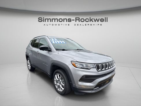 Used 2023 Jeep Compass Latitude AWD/4WD image 5