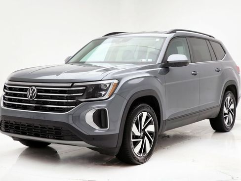 Used 2025 Volkswagen Atlas SE image 2
