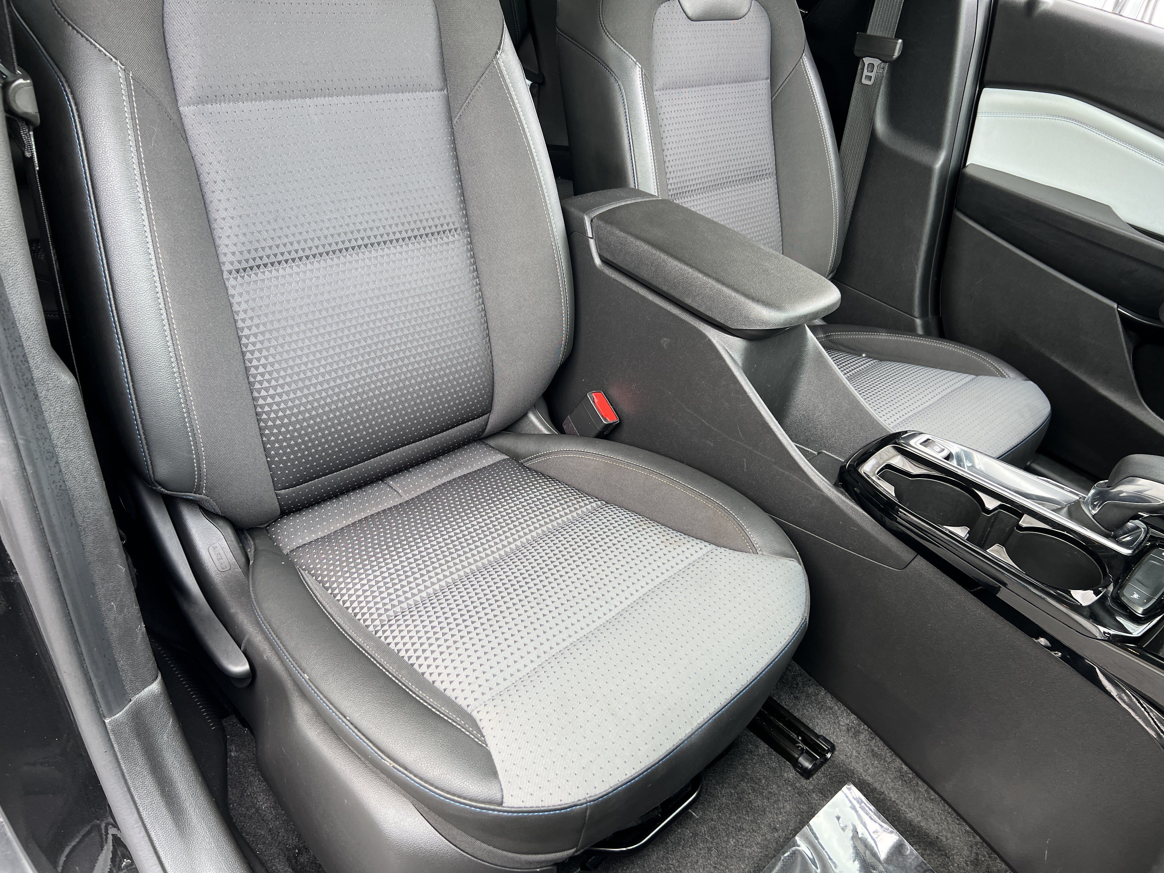 Used 2025 Chevrolet Trax LT FWD image 23