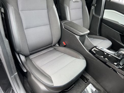 Used 2025 Chevrolet Trax LT FWD image 23