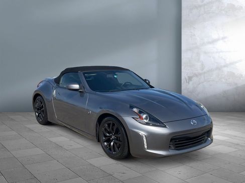 Used 2018 Nissan 370Z Roadster RWD image 8