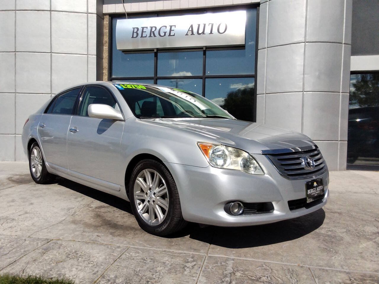 Used 2010 Toyota Avalon Limited FWD image 1