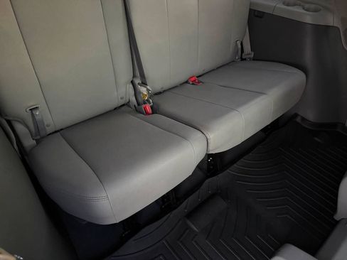 Used 2019 Toyota Sienna XLE FWD image 32