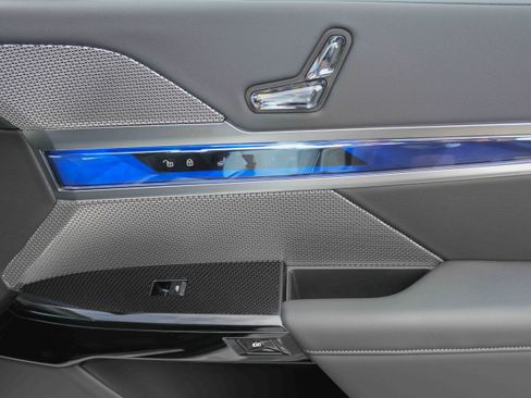 Certified 2024 BMW 740i image 31