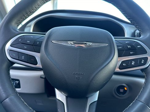 Used 2023 Chrysler Pacifica Touring-L FWD image 25
