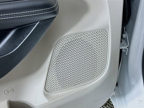 Certified 2024 Chrysler Pacifica Touring-L image 28