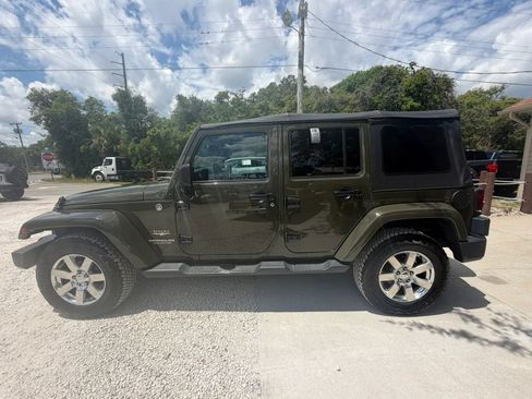 Used 2015 Jeep Wrangler Unlimited Sahara w/ Connectivity Group AWD/4WD image 4