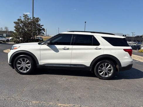 Used 2022 Ford Explorer XLT w/ Equipment Group 202A image 10