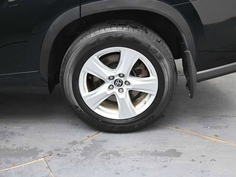 Used 2023 Toyota Highlander LE AWD/4WD image 5