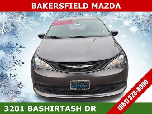 Used 2022 Chrysler Voyager LX image 8