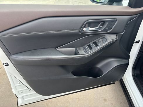 Used 2023 Nissan Rogue SL w/ SL Premium Package image 12