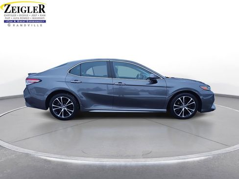 Used 2020 Toyota Camry SE image 4