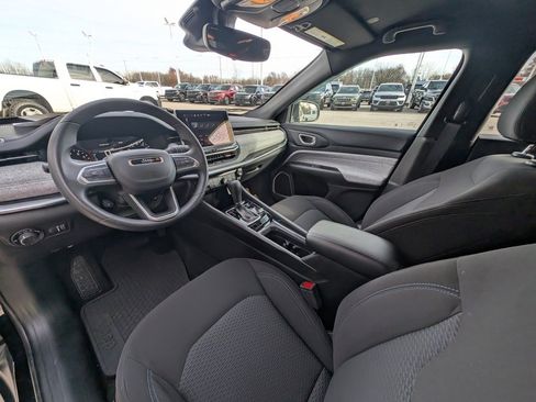 Used 2024 Jeep Compass Sport image 11