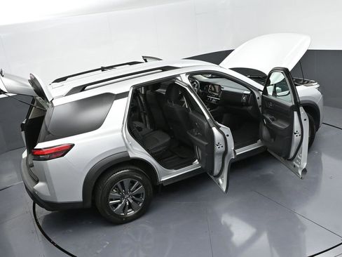 Used 2024 Nissan Pathfinder SV image 50