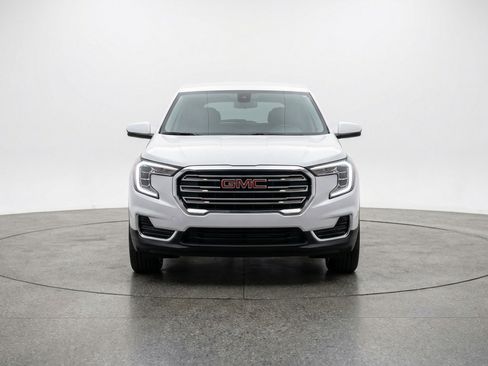 Used 2024 GMC Terrain SLE image 2