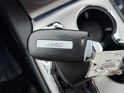 Used 2020 Jeep Grand Cherokee Limited w/ Luxury Group II image 30