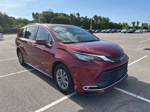 Used 2021 Toyota Sienna XLE FWD image 1