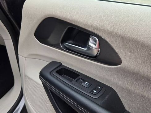 Used 2023 Chrysler Pacifica Touring-L FWD image 28