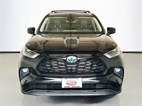 Used 2024 Toyota Highlander XLE image 2