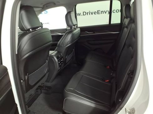Used 2023 Jeep Grand Cherokee Limited AWD/4WD image 9