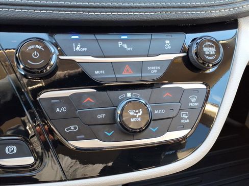 Used 2024 Chrysler Pacifica Select image 20