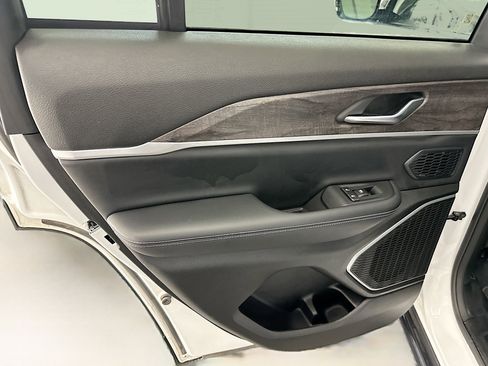 Used 2023 Jeep Grand Cherokee Limited w/ Black Appearance Package image 27