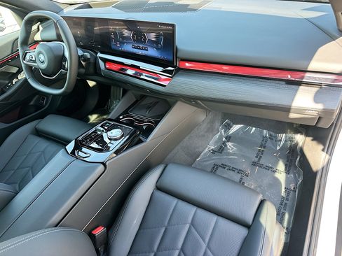 Used 2025 BMW i5 eDrive40i w/ Premium Package image 34