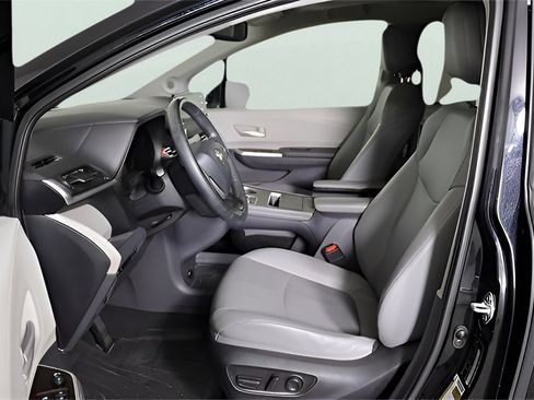 Used 2022 Toyota Sienna XLE image 17
