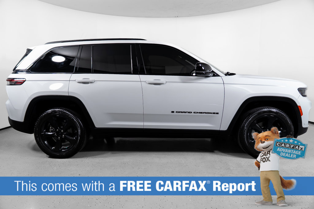 Used 2023 Jeep Grand Cherokee Limited w/ Luxury Tech Group II RWD image 3