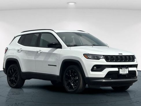 Used 2025 Jeep Compass Latitude w/ Convenience Group AWD/4WD image 5