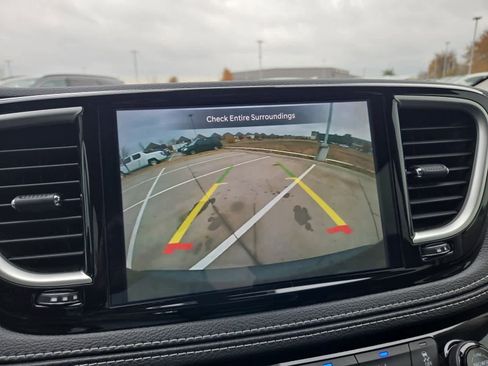 Used 2023 Chrysler Pacifica Touring-L image 28