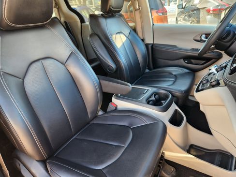 Used 2023 Chrysler Pacifica Touring-L image 14