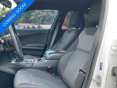 Used 2015 Dodge Charger SE RWD image 3