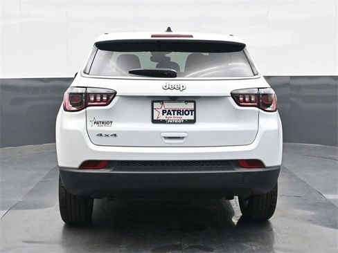 Used 2025 Jeep Compass Sport image 3