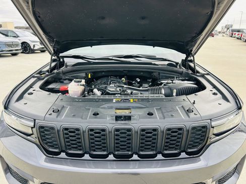 Used 2023 Jeep Grand Cherokee Altitude image 42