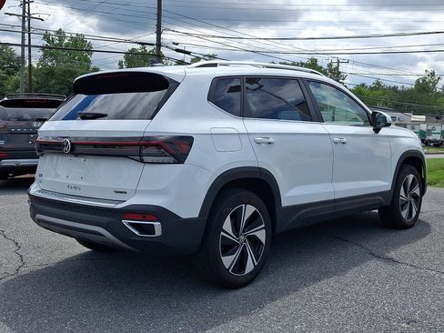 Used 2025 Volkswagen Taos SE AWD/4WD image 4