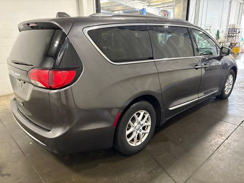 Used 2020 Chrysler Pacifica Touring-L FWD image 4