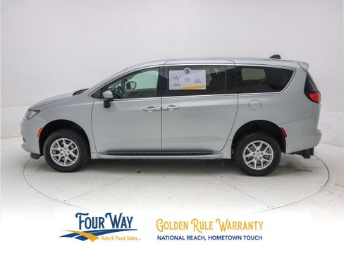 Used 2023 Chrysler Voyager LX image 8