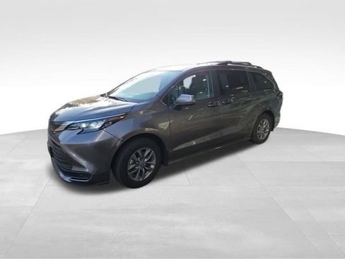 Used 2024 Toyota Sienna LE FWD image 9