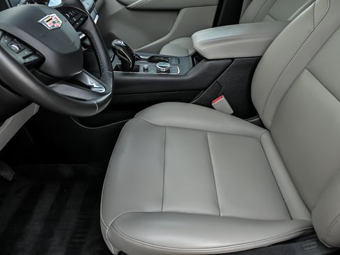 Used 2019 Cadillac XT4 Luxury w/ Cold Weather Package FWD image 18