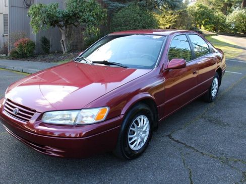 Used 1998 Toyota Camry LE image 1