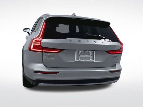 Used 2025 Volvo V60 B5 Cross Country Plus image 23