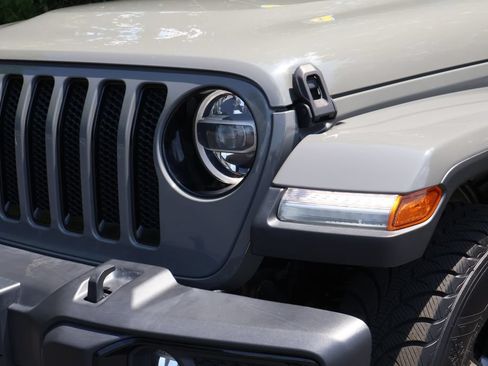 Used 2021 Jeep Wrangler Unlimited Sahara AWD/4WD image 3