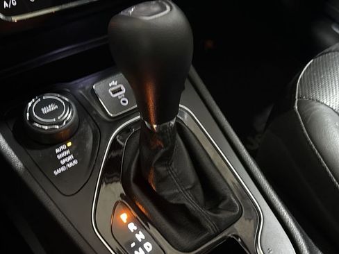 Used 2019 Jeep Cherokee Limited image 18