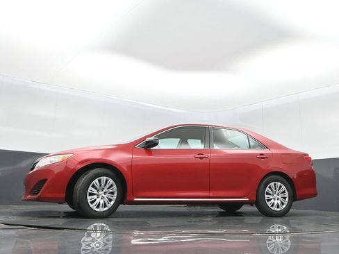Used 2014 Toyota Camry LE image 27