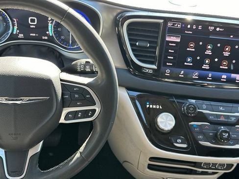 Used 2022 Chrysler Pacifica Touring-L FWD image 31
