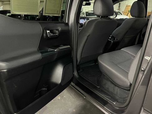 Used 2018 Toyota Tacoma TRD Sport AWD/4WD image 16
