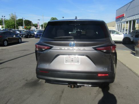 Used 2022 Toyota Sienna LE FWD image 6